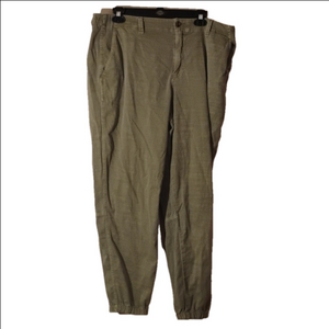 Gap size 16 olive green cargo style pants. Trendy color and style. Plus size